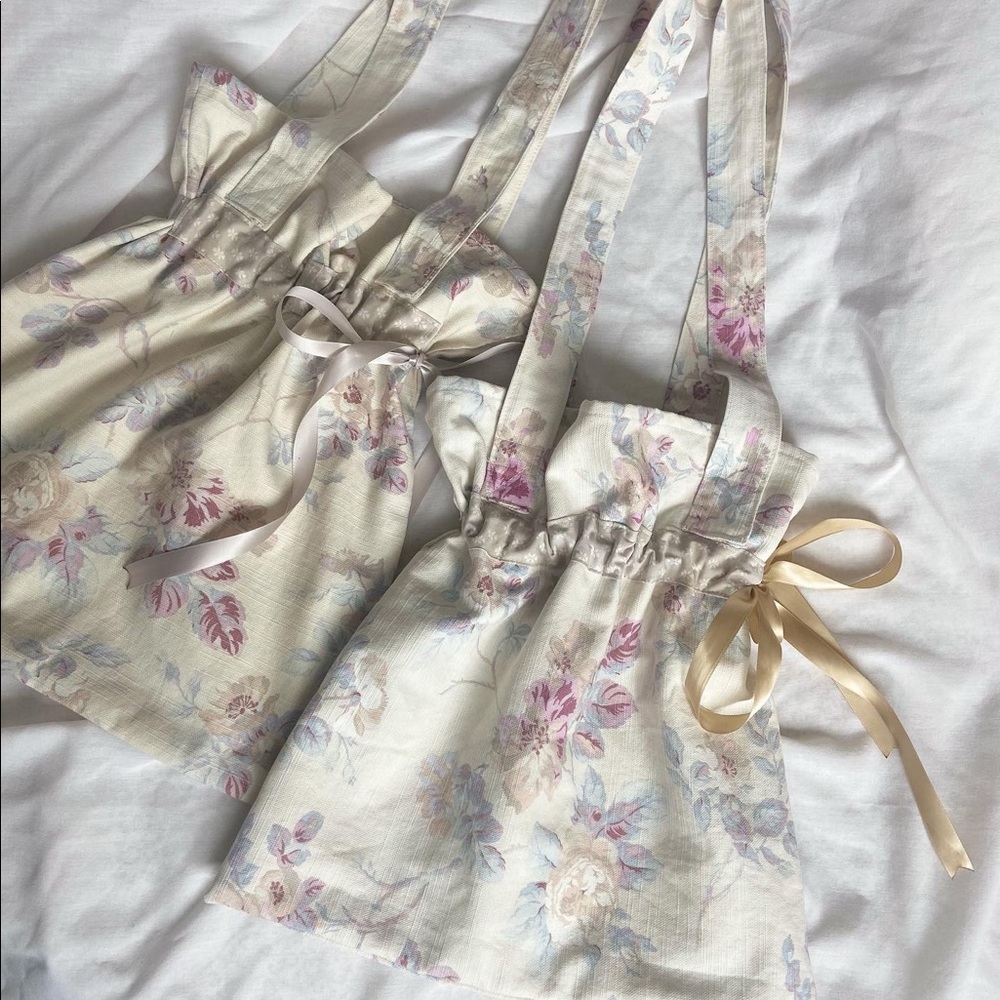 Drawstring tote w gold ribbon 🎀